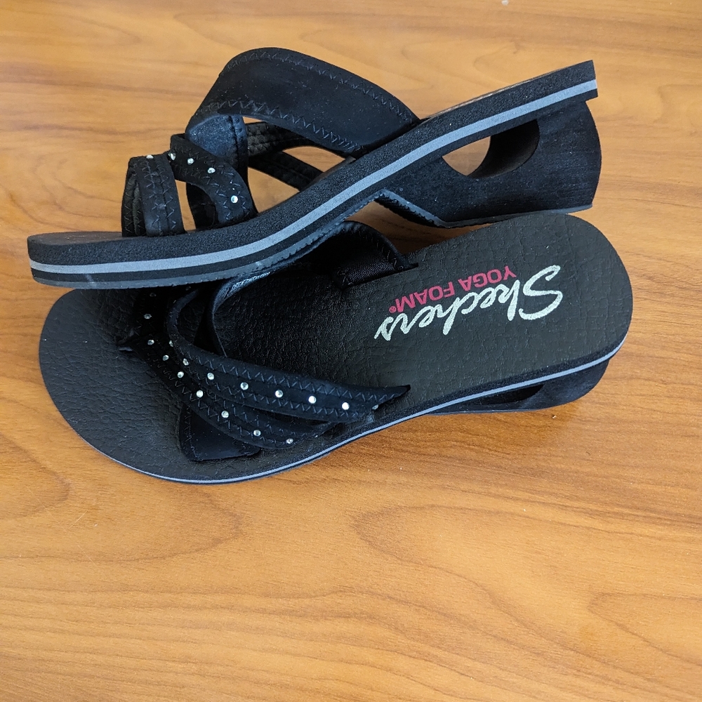 Sketchers yoga foam sandals size 9
